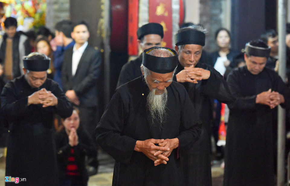 Ông lợn ngày ăn hoa quả, đêm ngủ mắc màn ở hội rước La Phù